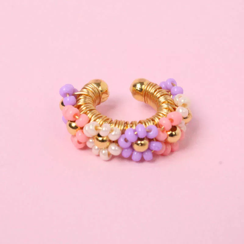 Pendientes con forma de puño en tonos pastel